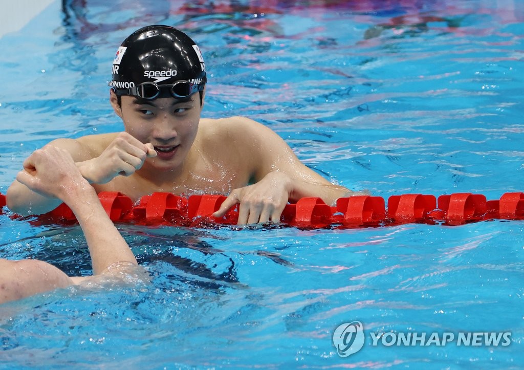 Hwang Sun-woo of South Korea celebrates after winning his heat in the men's 200m freestyle event at the Tokyo Olympics at Tokyo Aquatics Centre in Tokyo on July 25, 2021. (Yonhap)