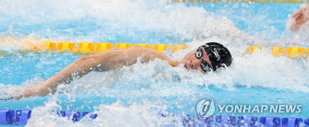 Hwang Sun-woo of South Korea races in the men's 100m freestyle semifinals at the Tokyo Olympics at Tokyo Aquatics Centre in Tokyo on July 28, 2021. (Yonhap)