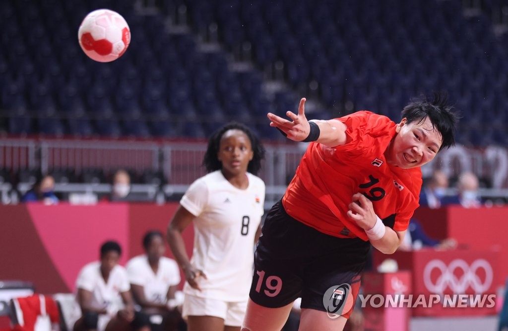 Kang Eun-hye of South Korea takes a shot against Angola in the teams' Group A match of the Tokyo Olympic women's handball tournament at Yoyogi National Stadium in Tokyo on Aug. 2, 2021. (Yonhap)