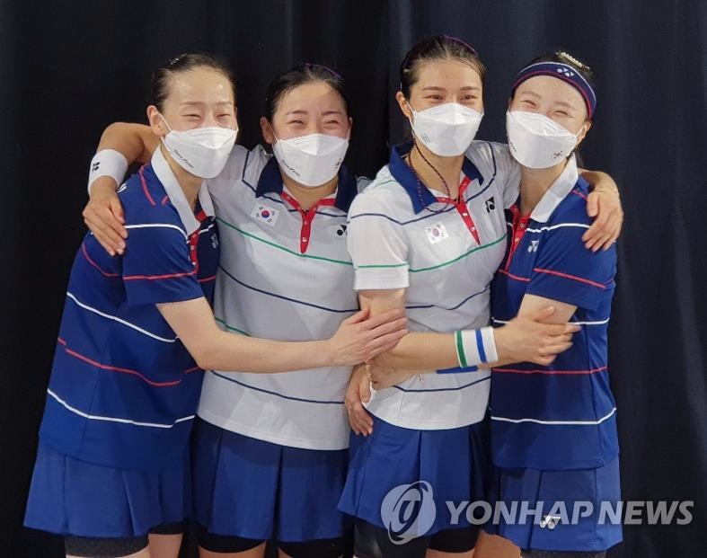 South Korean badminton players Lee So-hee, Kong Hee-yong, Kim So-yeong and Shin Seung-chan (L to R) pose for photos after the women's doubles bronze medal match at the Tokyo Olympics at Musashino Forest Plaza in Tokyo on Aug. 2, 2021. Kim and Kong defeated Lee and Shin for the bronze. (Yonhap) 