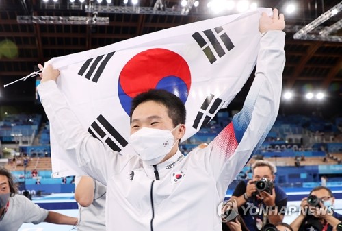 (جديد) (الأولمبياد) لاعب الجمباز الكوري شين جيه-هوان يفوز بالميدالية الذهبية في منصة القفز بالرجال