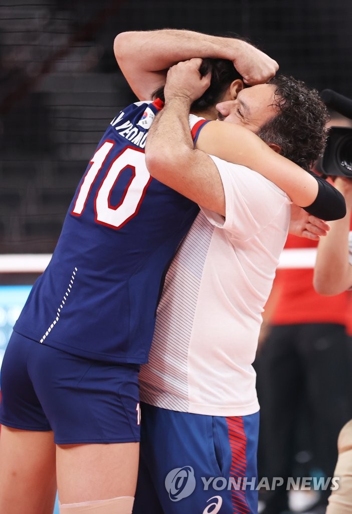 Kim Yeon-koung of South Korea (L) and her coach Stefano Lavarini celebrate the team's victory over Turkey in the quarterfinals of the Tokyo Olympic women's volleyball tournament at Ariake Arena in Tokyo on Aug. 4, 2021. (Yonhap) 