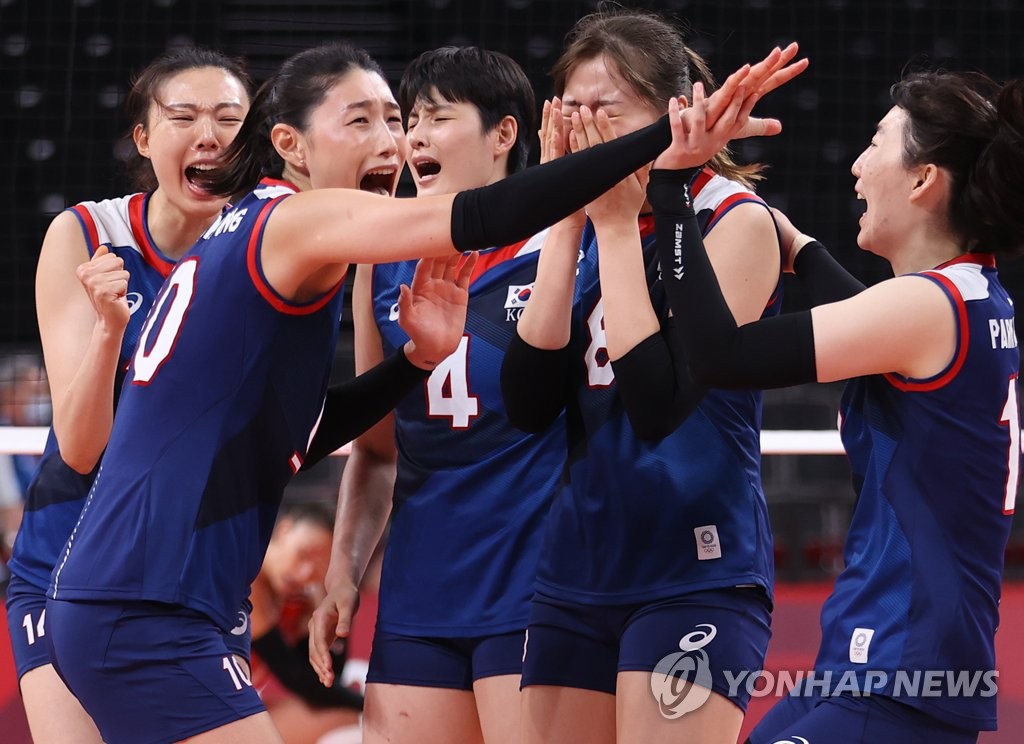 Members of the South Korean women's volleyball team celebrate their victory over Turkey in the quarterfinals of the Tokyo Olympic women's volleyball tournament at Ariake Arena in Tokyo on Aug. 4, 2021. (Yonhap)