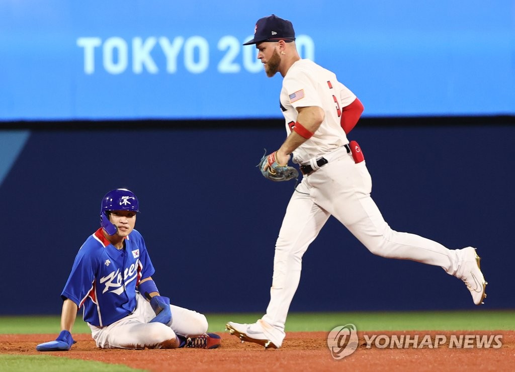Park Hae-min of South Korea (L) stays on the ground after a double play hit by Kang Baek-ho against the United States in the top of the fifth inning of the teams' semifinal game of the Tokyo Olympic baseball tournament at Yokohama Stadium in Yokohama, Japan, on Aug. 5, 2021. (Yonhap)