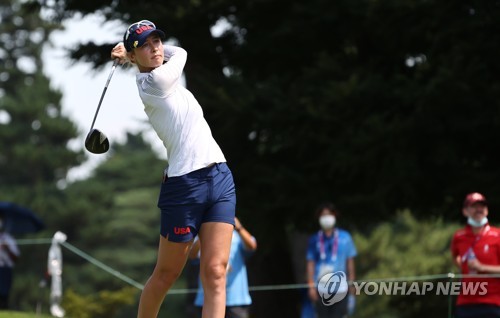 L'Américaine Nelly Korda au 3e trou de la troisième journée du tournoi de golf individuel femmes, au Kasumigaseki Country Club, dans la préfecture de Saitama, au nord-ouest de Tokyo, le vendredi 6 août 2021.