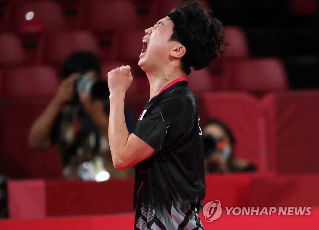 Jeoung Young-sik of South Korea celebrates a point against Koki Niwa of Japan during their singles match of the bronze medal contest for the men's table tennis team event at the Tokyo Olympics at Tokyo Metropolitan Gymnasium in Tokyo on Aug. 6, 2021. (Yonhap)