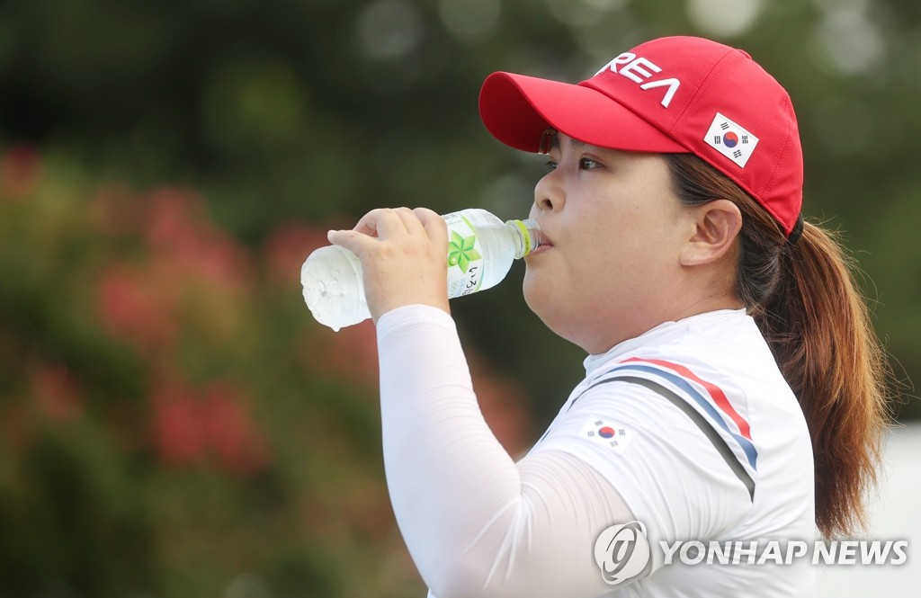 Park In-bee of South Korea drinks water during the final round of the Tokyo Olympic women's golf tournament at Kasumigaseki Country Club in Saitama, Japan, on Aug. 7, 2021. (Yonhap)