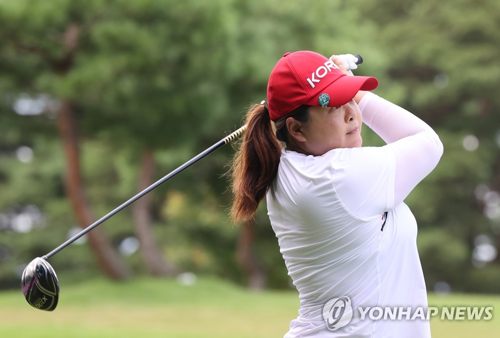 Park In-bee of South Korea hits a tee shot at the 14th hole during the final round of the Tokyo Olympic women's golf tournament at Kasumigaseki Country Club in Saitama, Japan, on Aug. 7, 2021. (Yonhap)