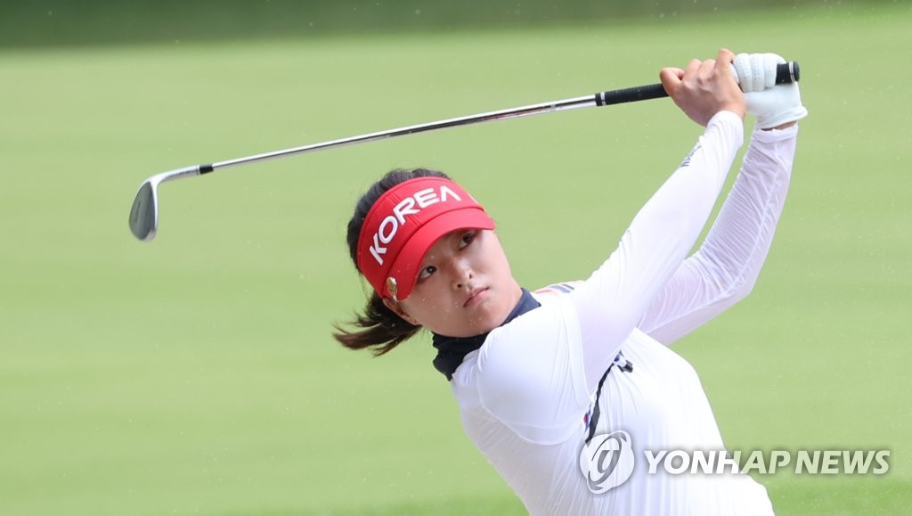 Ko Jin-young of South Korea hits out of a bunker at the 18th hole during the final round of the Tokyo Olympic women's golf tournament at Kasumigaseki Country Club in Saitama, Japan, on Aug. 7, 2021. (Yonhap)