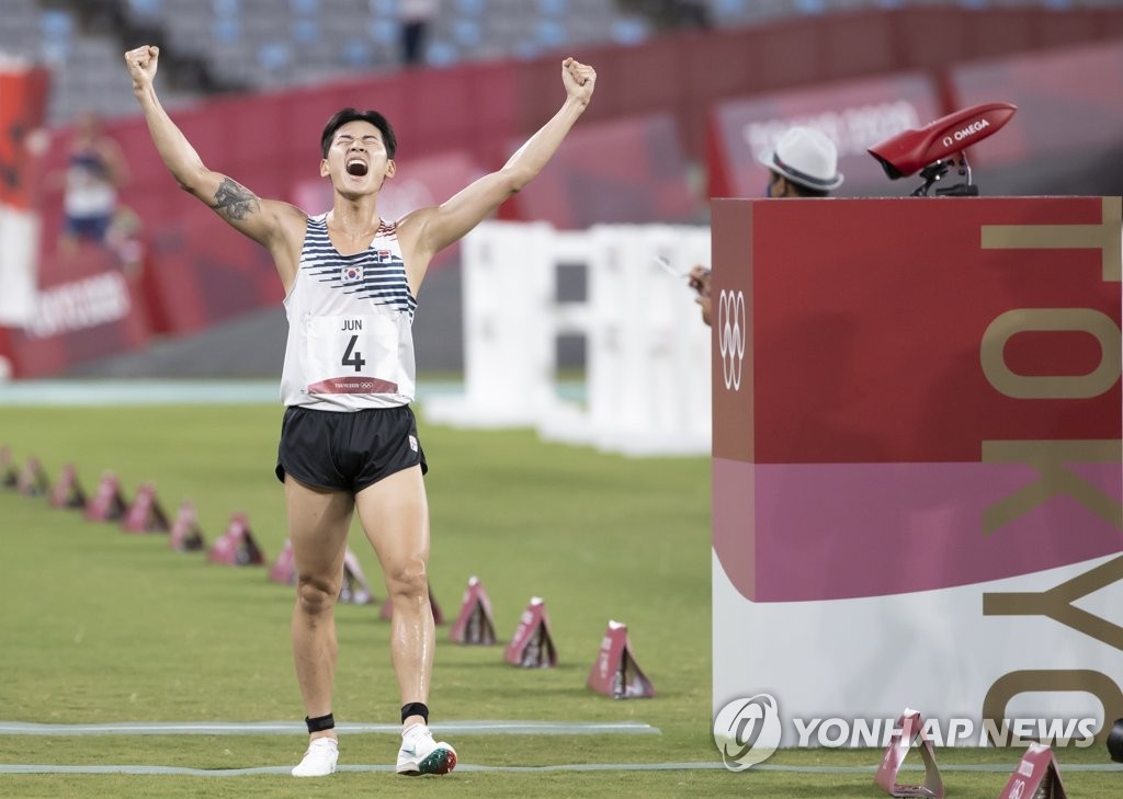 Jun Woong-tae of South Korea celebrates after clinching the bronze medal in the men's modern pentathlon at the Tokyo Olympics at Tokyo Stadium in Tokyo on Aug. 7, 2021. (Yonhap)