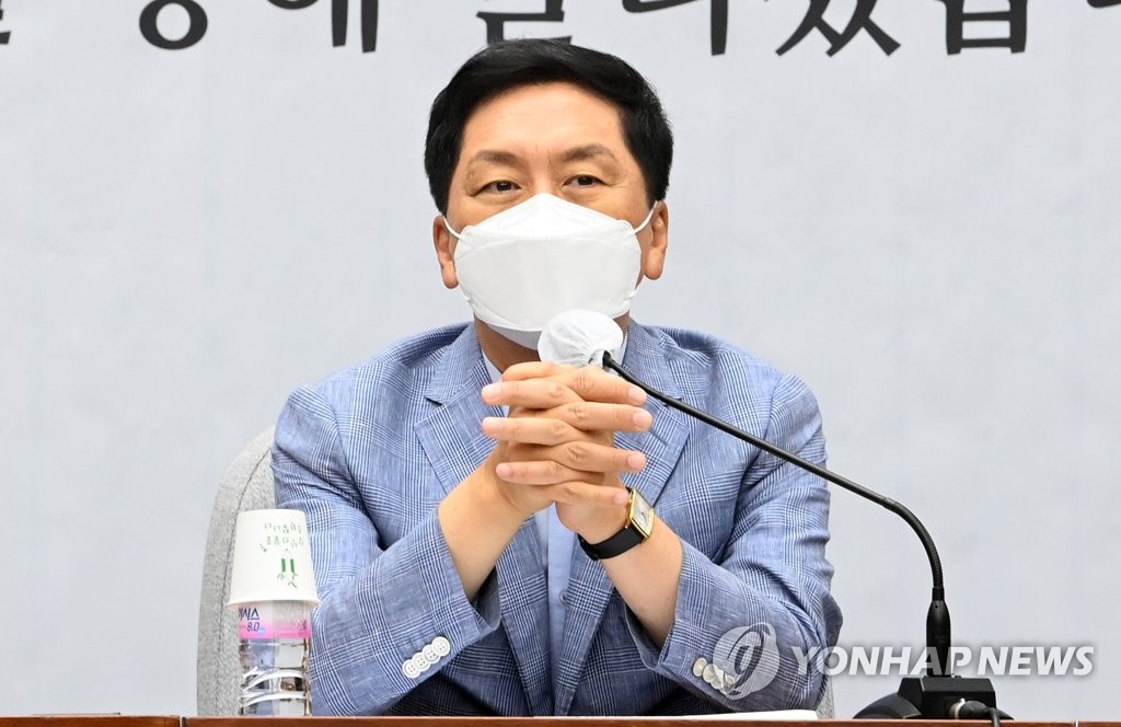 원내대책회의에서 발언하는 김기현 원내대표