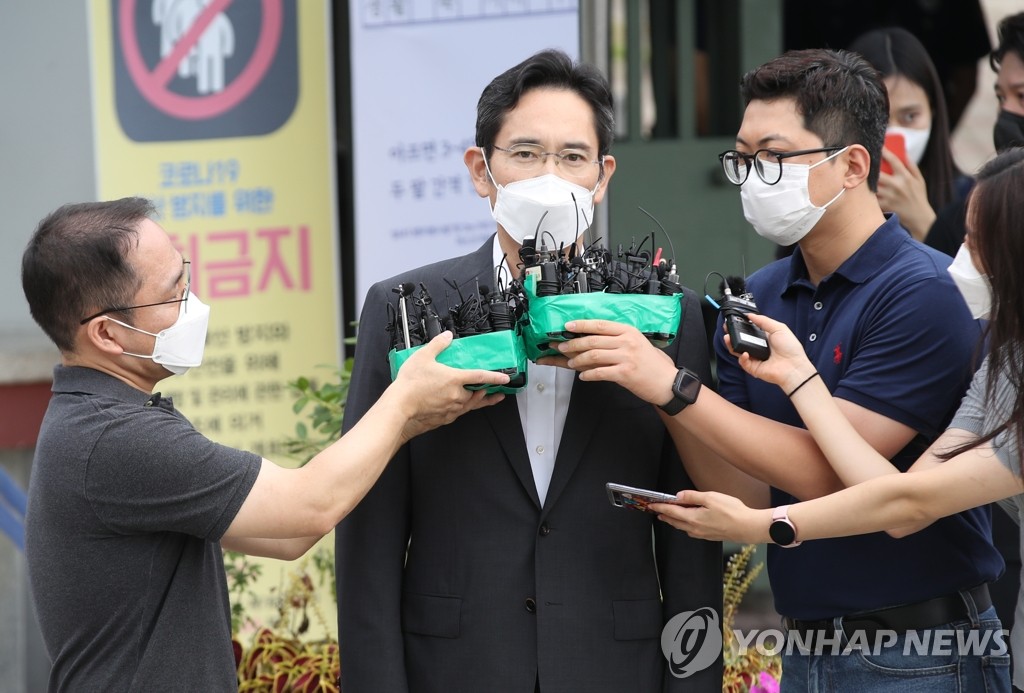 Lee Jae-yong répond aux questions des journalistes à la sortie du centre de détention de Séoul, le vendredi 13 août 2021.
