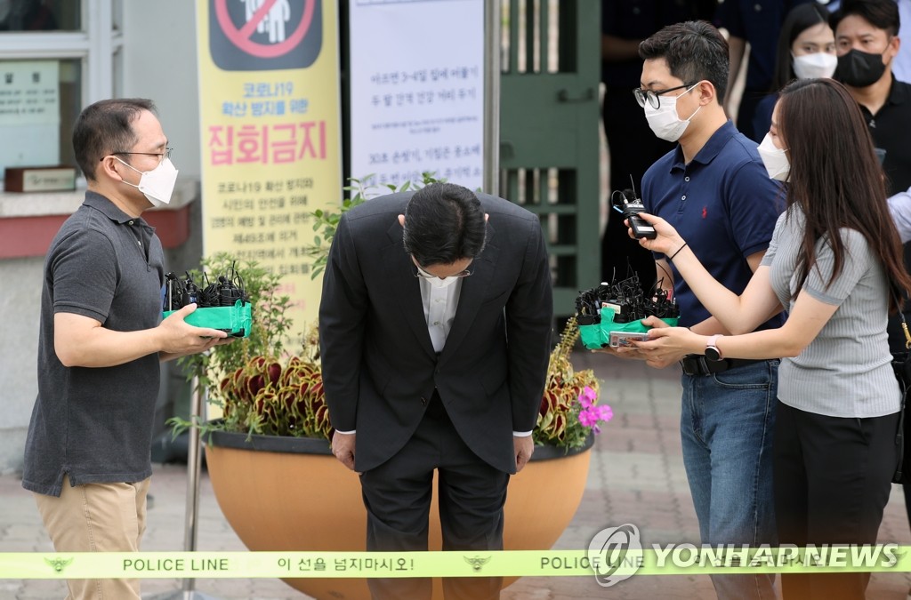 Lee Jae-yong présente des excuses lors de sa libération conditionnelle devant le centre de détention de Séoul, le vendredi 13 août 2021. 