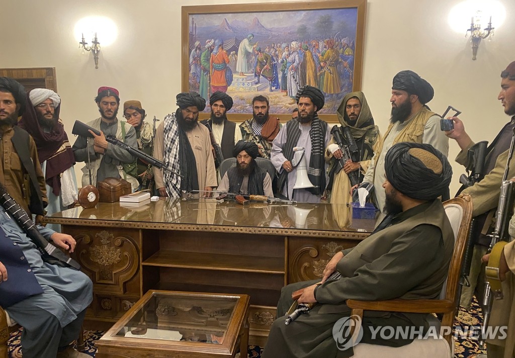 아프간 대통령 책상 차지한 탈레반 지도자