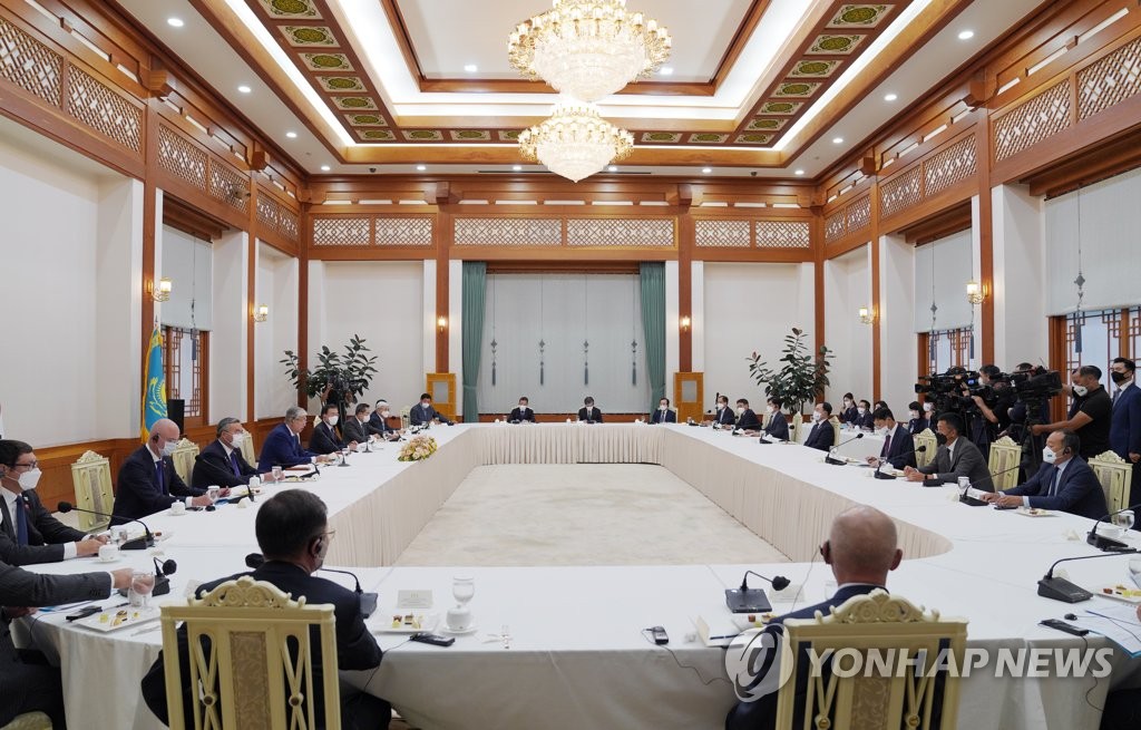A roundtable meeting is under way at Cheong Wa Dae on Aug. 17, 2021, joined by South Korean President Moon Jae-in, Kazakh President Kassym-Jomart Tokayev and the CEOs of South Korean firms. 