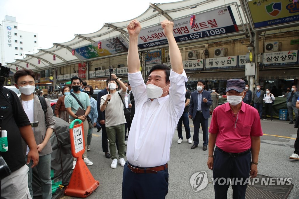 상인들에게 손들어 인사하는 원희룡