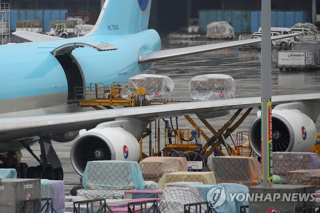 Workers unload boxes carrying over 1 million doses of Moderna Inc.'s COVID-19 vaccine from a chartered plane at Incheon airport, west of Seoul, on Aug. 23, 2021. The arrival of the first batch, part of the 7 million doses to be supplied over the next two weeks, came on the heels of a supply disruption due to a production issue at the U.S. pharmaceutical company. (Yonhap)