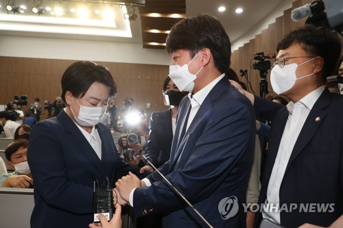 국힘 "윤희숙 의사 존중, 사퇴안 가결"…민주, 일축 속 곤혹