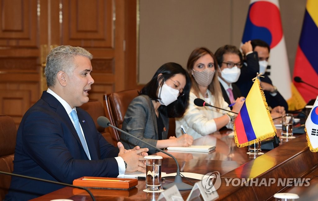 El presidente colombiano, Iván Duque Márquez (izda.), habla durante una cumbre con el presidente surcoreano, Moon Jae-in, el 25 de agosto de 2021, en la oficina presidencial, Cheong Wa Dae, en Seúl.