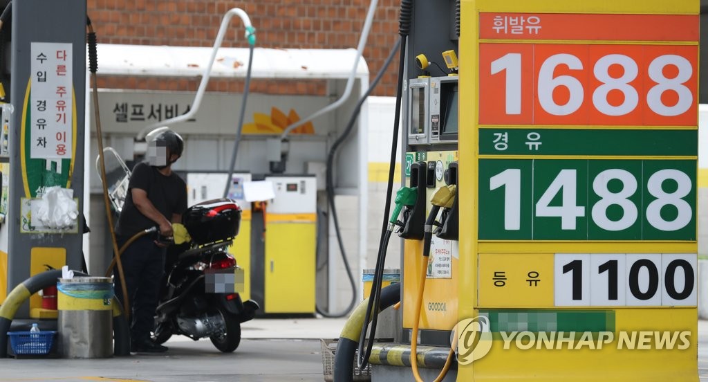 This photo, taken Aug. 29, 2021, shows gas prices at a filling station in Seoul. (Yonhap)
