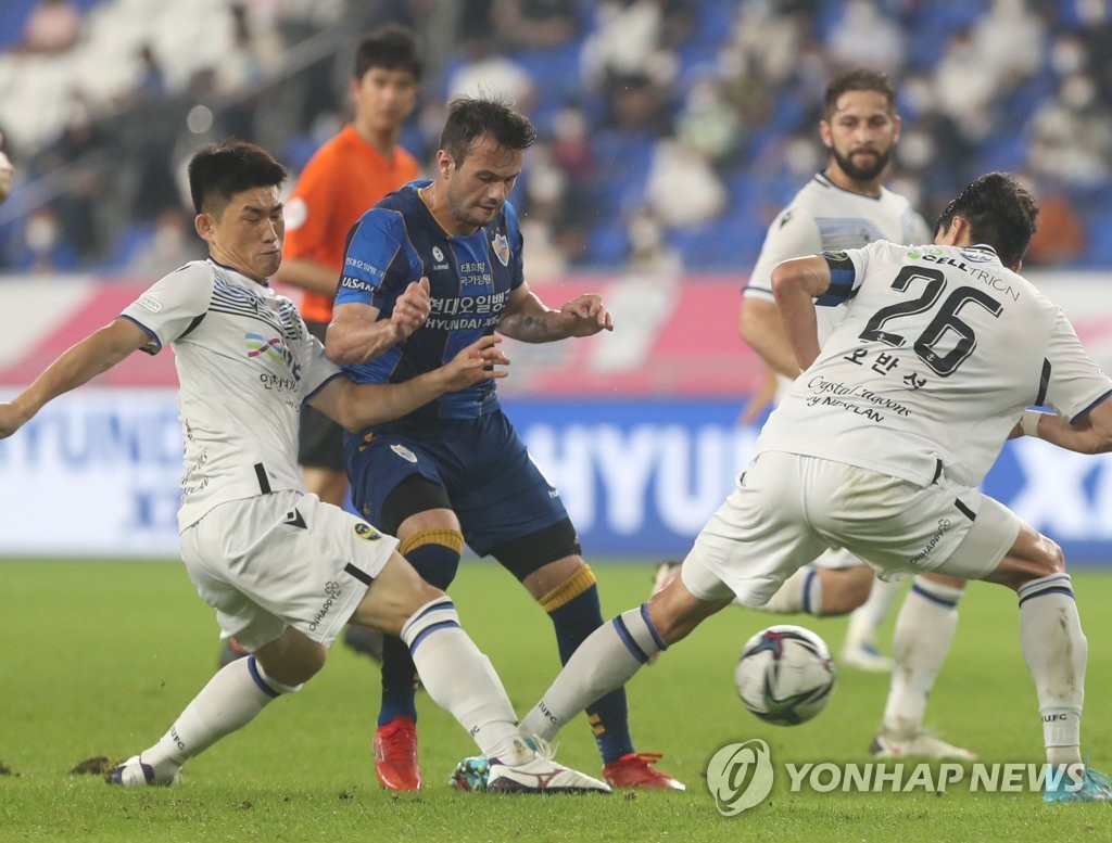 Valeri Qazaishvili of Ulsan Hyundai FC (C) tries to get past Incheon United defenders during the clubs' K League 1 match at Munsu Football Stadium in Ulsan, 415 kilometers southeast of Seoul, on Aug. 29, 2021. (Yonhap)