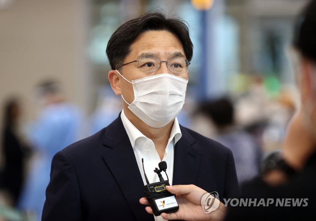 Le principal envoyé nucléaire de la Corée du Sud, Noh Kyu-duk, s'adresse aux journalistes à l'aéroport international d'Incheon le jeudi 2 septembre 2021 à son retour après avoir rencontré des responsables américains à Washington pour discuter des problèmes de la Corée du Nord.