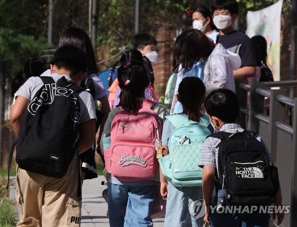 2학기 유초중고 정상등교…일률적 선제검사는 실시 안해