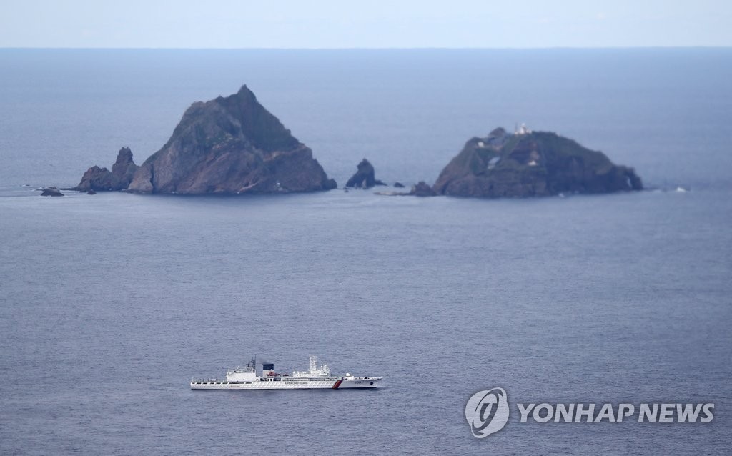 A Korea Coast Guard ship patrols near the country's easternmost Dokdo Islets on Sept. 2, 2021, eight days ahead of the 68th anniversary of Korea Coast Guard Day. (Pool photo) (Yonhap)