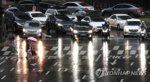 잔뜩 흐린 날씨에 전조등 켠 차량들