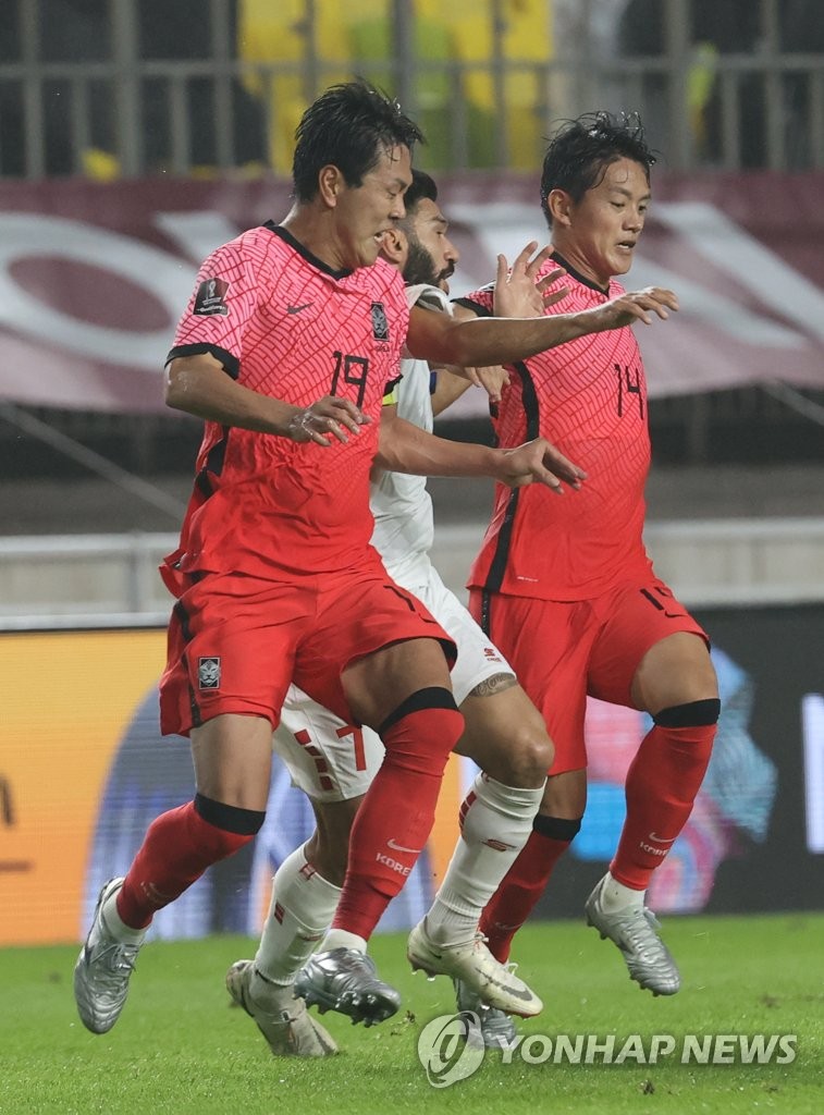 In this file photo, South Korean defenders Kim Young-gwon (L) and Hong Chul (R) sandwich Hassan Maatouk of Lebanon during the teams' Group A match in the final Asian qualifying round for the 2022 FIFA World Cup at Suwon World Cup Stadium in Suwon, Gyeonggi Province, on Sept. 7, 2021. (Yonhap)
