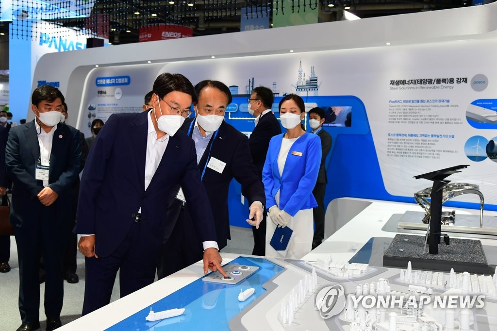 POSCO Chairman Choi Jeong-woo visits the company's exhibition booth at a H2 Mobility+Energy Show, a hydrogen industry fair that opened in Ilsan, north of Seoul, on Sept. 8, 2021, in this photo provided by the steelmaker. (PHOTO NOT FOR SALE) (Yonhap) 
