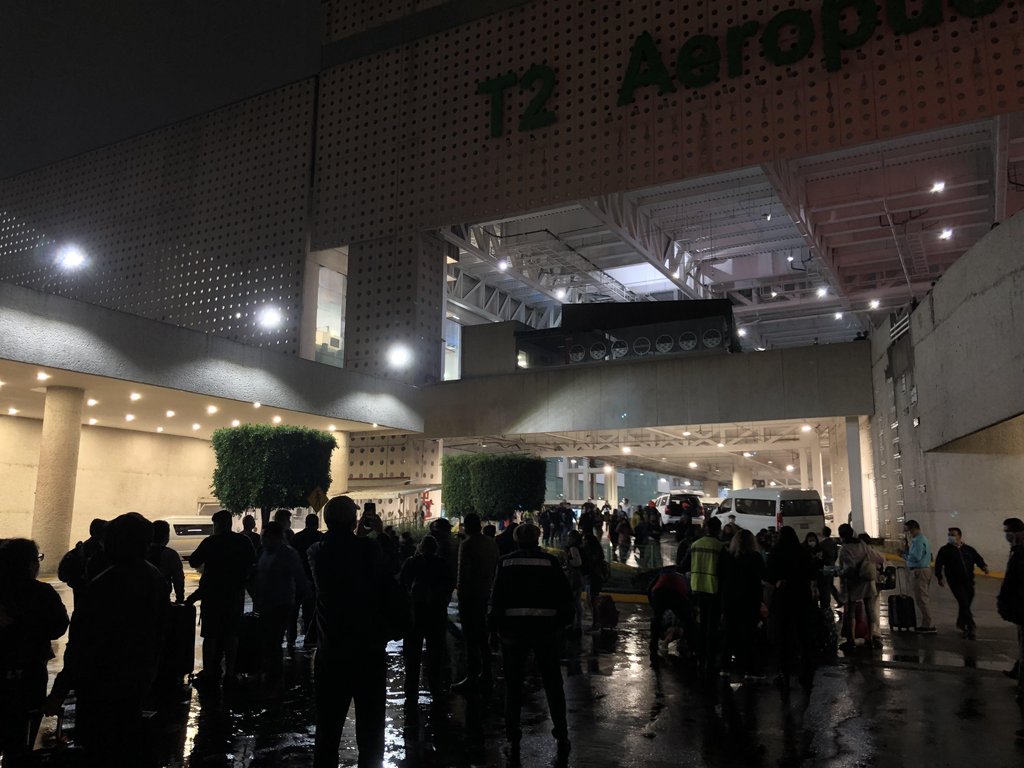강진에 놀라 멕시코시티 공항 밖으로 대피한 사람들