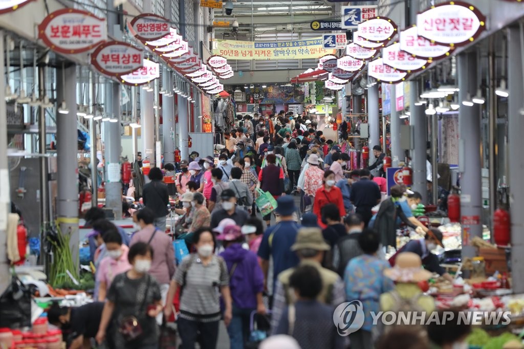 This file photo, taken Sept. 9, 2021, shows people shopping at a traditional market in the southwestern city of Gwangju ahead of the fall harvest Chuseok holiday. (Yonhap)