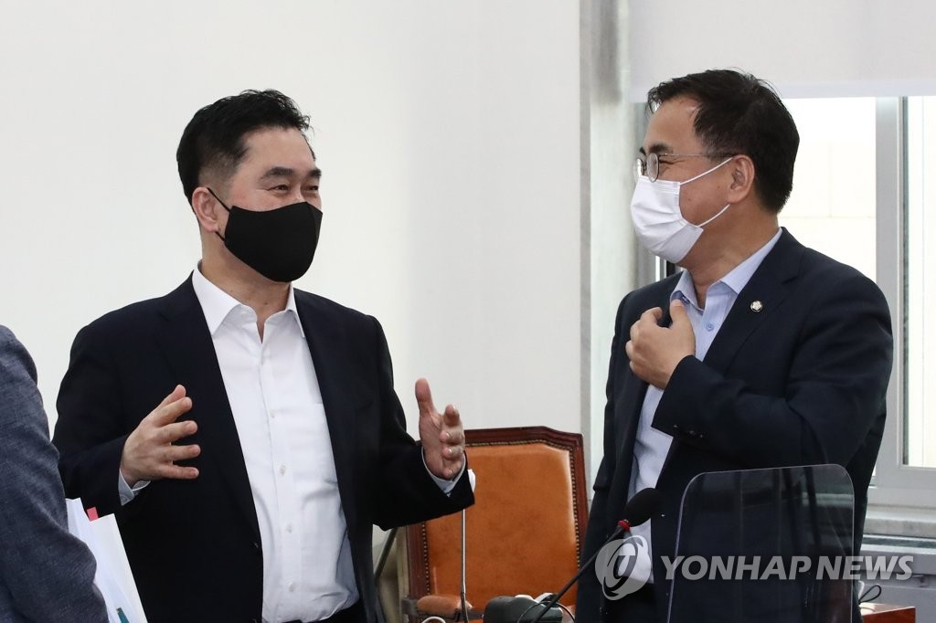 언론중재법 여야협의체 회의에서 대화하는 김종민과 최형두