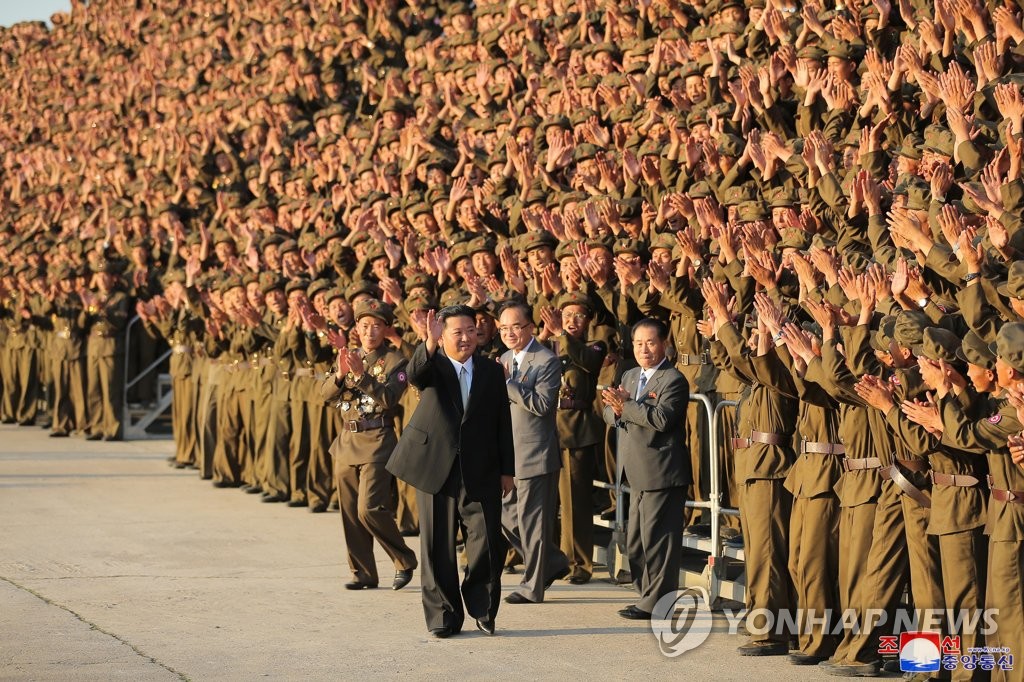 La foto, desvelada por la KCNA, muestra al líder norcoreano, Kim Jong-un (centro), uniéndose a una sesión de foto grupal con los participantes de un desfile militar en Pyongyang, el 9 de septiembre de 2021, llevado a cabo para celebrar el 73er. aniversario de la fundación del país. (Uso exclusivo dentro de Corea del Sur. Prohibida su distribución parcial o total)