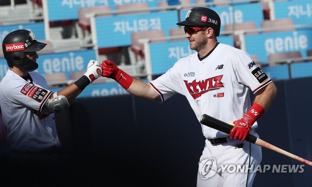 In this file photo from Sept. 12, 2021, Jared Hoying of the KT Wiz (R) bumps fists with a teammate after hitting a two-run home run against the SSG Landers in the bottom of the sixth inning of a Korea Baseball Organization regular season game at KT Wiz Park in Suwon, some 45 kilometers south of Seoul. (Yonhap)