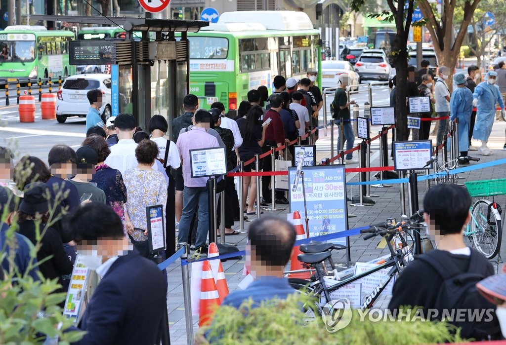 People wait in line to receive virus tests at a COVID-19 testing clinic in Seoul on Sept. 15, 2021. (Yonhap)