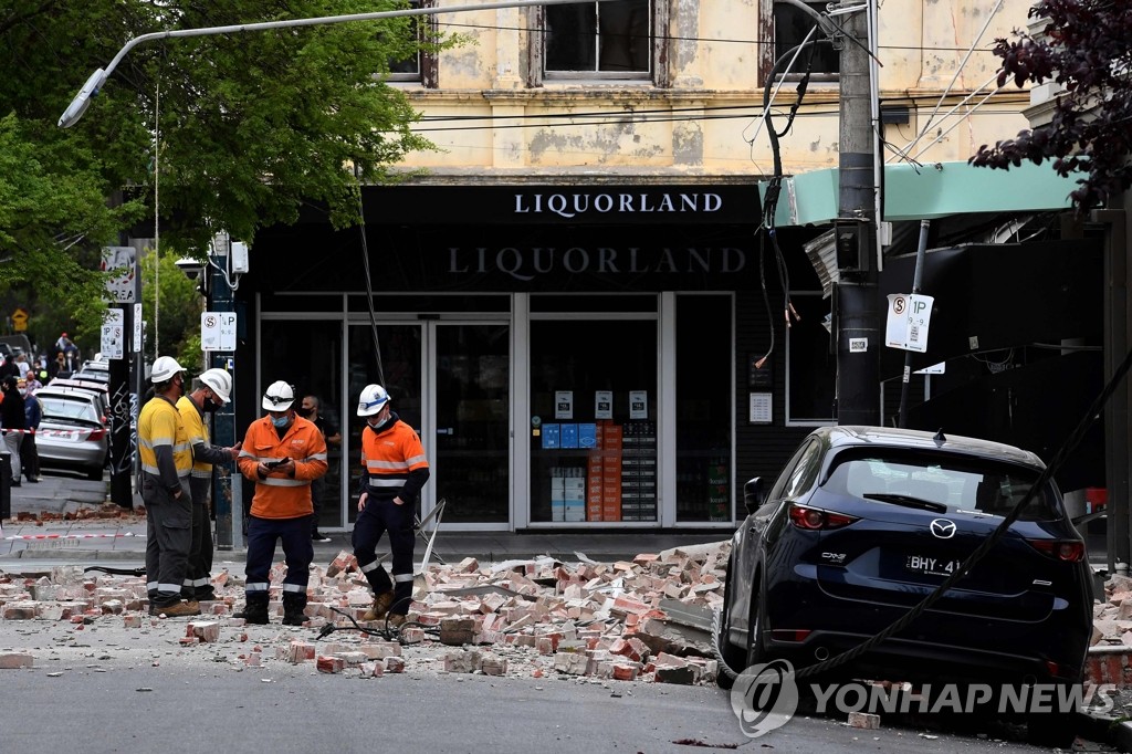 호주 멜버른 지진 피해현장 살피는 구조대원들