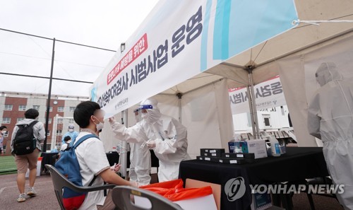 지난 9월 28일 서울 종로구 동성고등학교에서 코로나19 PCR검사를 받는 모습[연합뉴스 자료사진]