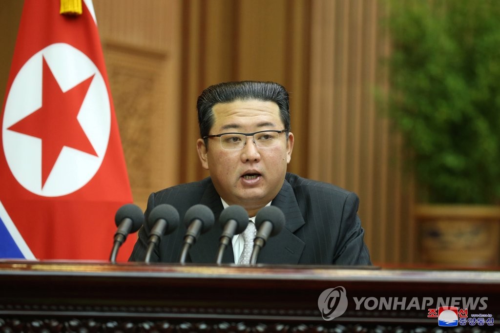 Le dirigeant nord-coréen prononce un discours le deuxième jour d'une session de l'Assemblée populaire suprême (APS), au palais de Mansudae à Pyongyang, le mercredi 29 septembre 2021, a rapporté le lendemain l'Agence centrale de presse nord-coréenne (KCNA). (Utilisation en Corée du Sud uniquement et redistribution interdite)