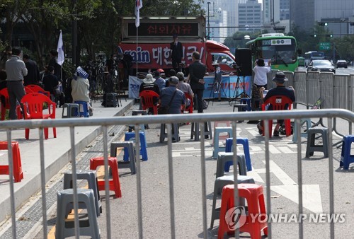 서울 광화문서 50인 규모 집회…일부는 경찰과 실랑이(종합)