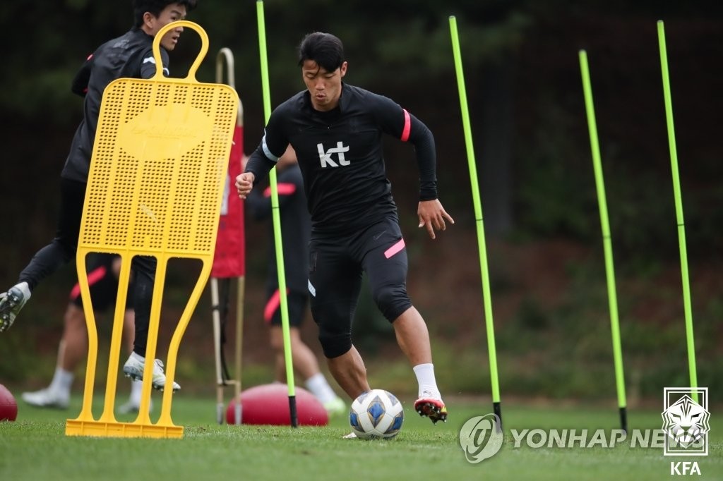 Hwang Hee-chan of the South Korean men's national football team trains at the National Football Center in Paju, Gyeonggi Province, on Oct. 5, 2021, in preparation for 2022 FIFA World Cup qualifying matches, in this photo provided by the Korea Football Association. (PHOTO NOT FOR SALE) (Yonhap)
