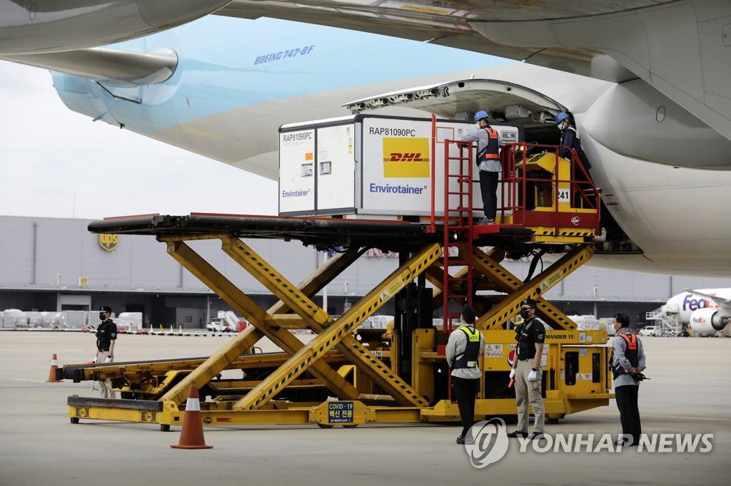 Airport workers offload Pfizer vaccines arriving from Britain at Incheon International Airport, west of Seoul, amid the extended COVID-19 pandemic on Oct. 7, 2021. (Yonhap)