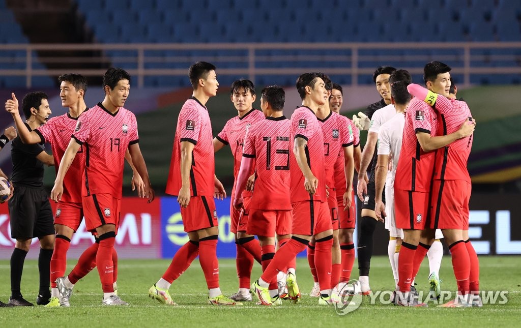 South Korean players celebrate their 2-1 victory over Syria in the teams' Group A match in the final Asian qualifying round for the 2022 FIFA World Cup at Ansan Wa Stadium in Ansan, Gyeonggi Province, on Oct. 7, 2021. (Yonhap)