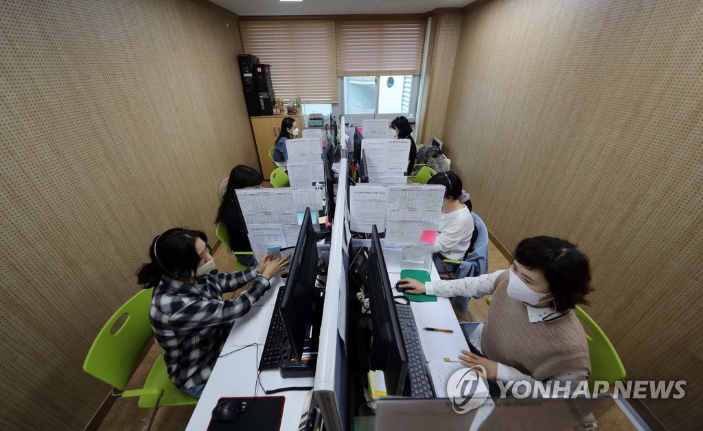 코로나19 백신에 독감 백신 예약까지 콜센터 '분주'