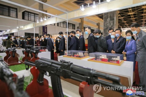 북한 성, 중앙기관 정무원들 국방전람회 참관