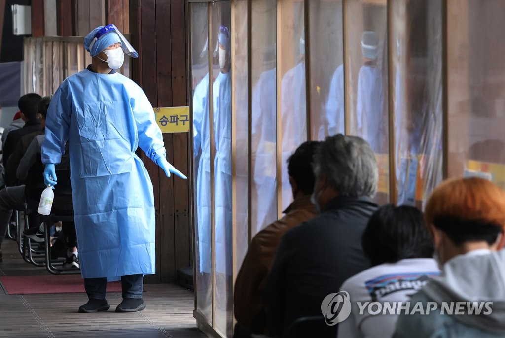 A health official works at a COVID-19 testing station in Seoul's eastern district of Songpa, on Oct. 15, 2021. (Yonhap)