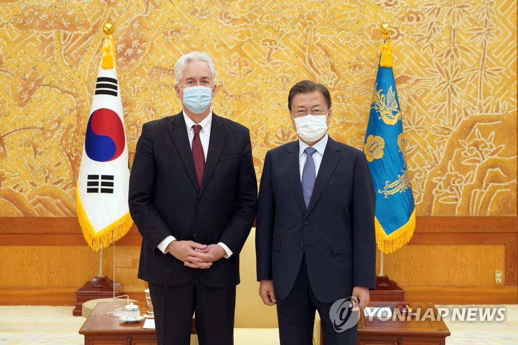 President Moon Jae-in (R) and U.S. CIA Director William Burns pose for the camera before holding a meeting in Seoul on Oct. 15, 2021, in this photo provided by Cheong Wa Dae. (PHOTO NOT FOR SALE) (Yonhap)
