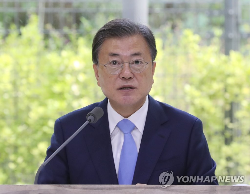 President Moon Jae-in speaks at a meeting on carbon neutrality on Oct. 18, 2021. (Yonhap) 