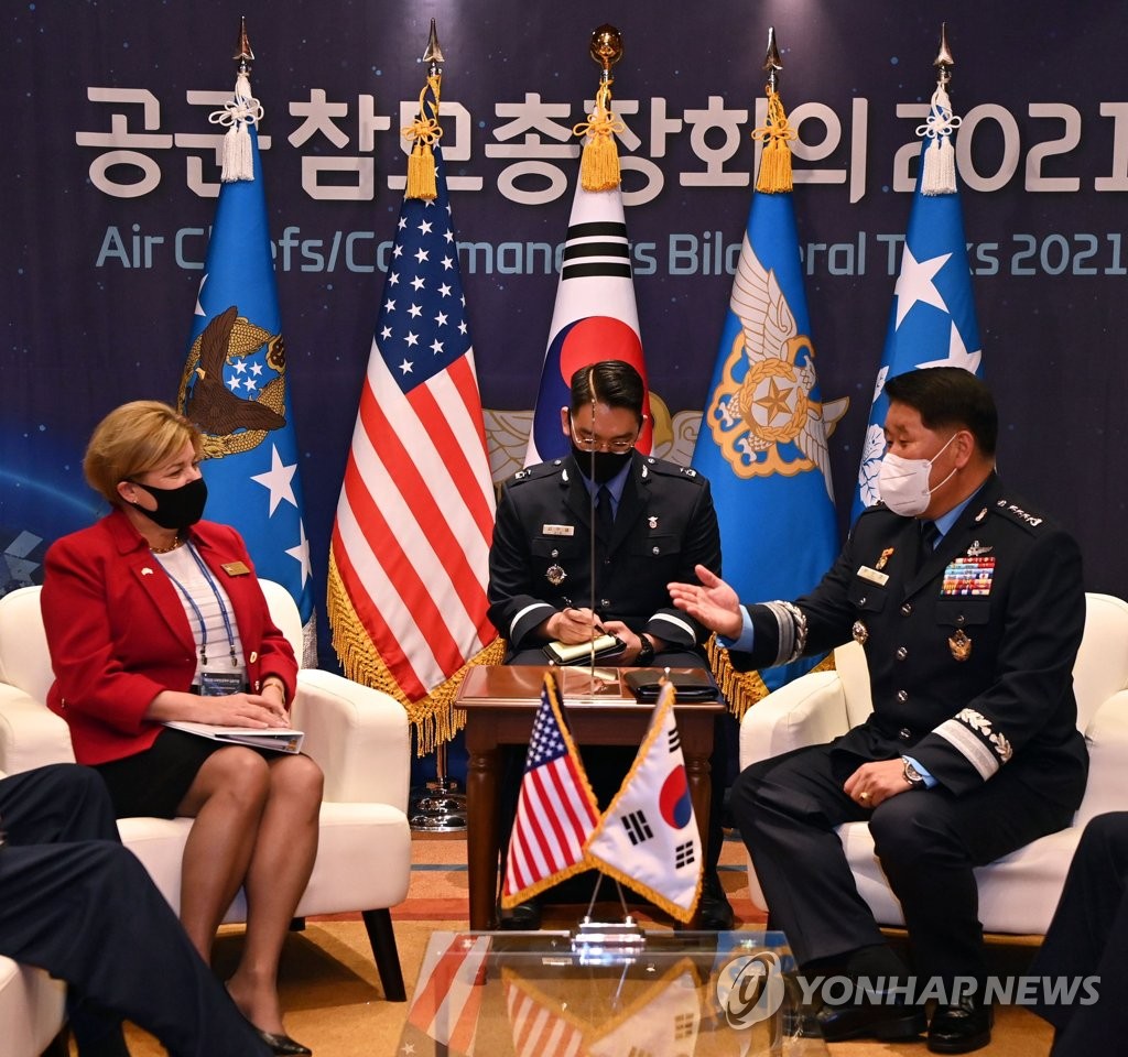 El Jefe De La Fuerza Aérea Surcoreano Se Reúne Con Una Oficial De ...